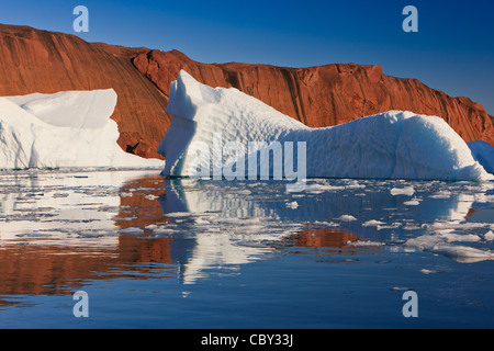 Crociera tra gli iceberg a Røde Ø, Scoresbysund, Groenlandia Foto Stock