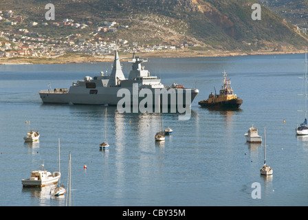 South African Navy 's nuovo fregata Isandlwana SAS e SAS rimorchiatore Amalusi nella baia nella Città di Simon, Foto Stock