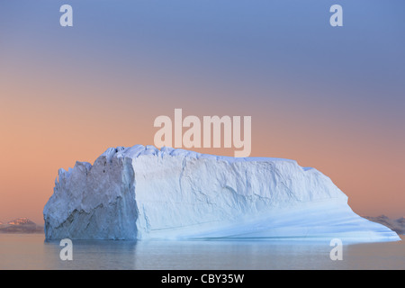 Iceberg al tramonto presso il Padiglione Bredning, Scoresbysund, Groenlandia Foto Stock