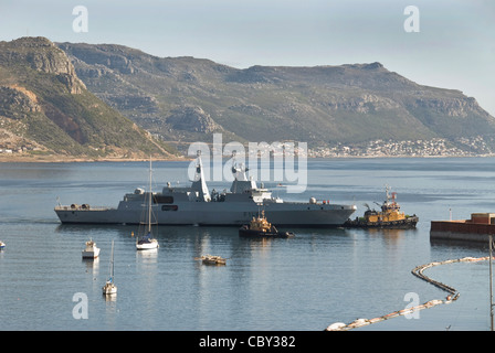 South African Navy fregata Isandlwana SAS con due rimorchiatori a Città di Simon , Sud Africa Foto Stock