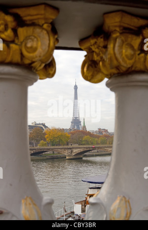 Vista della Torre Eiffel attraverso le colonne del ponte Alexandre III, Parigi Foto Stock