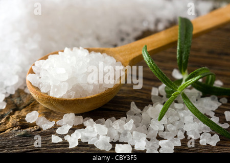 Il sale di mare sul cucchiaio di legno Foto Stock