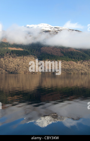 Area di Loch Lomond, Scozia. Vista pittoresca del Loch Lomond con una coperta di neve di Ben Lomond in background. Foto Stock