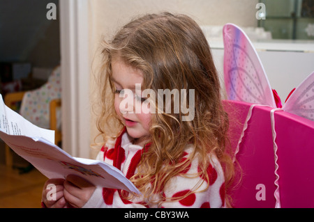 Bambino di 3 anni ragazza Neonato Bimbo la lettura di un libro Foto Stock