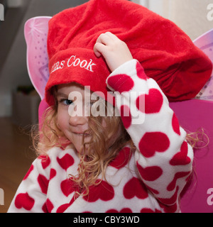 Bambino di 3 anni ragazza Infant Toddler indossando un divertente di Red Hat Foto Stock