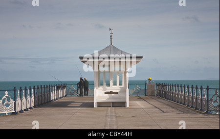 Pescatore sul molo di swanage 'dorset Foto Stock