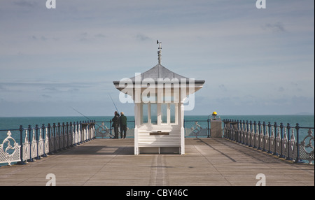 Shelter e Fisherman sulla fine del molo a Swanage Dorset Foto Stock