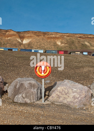 Salvagente sotto la scogliera a Barton on Sea Hampshire con un cielo blu chiaro Foto Stock