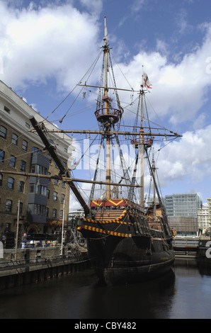 La replica della Golden Hind, Sir Francis Drake's galeone. Situato sulla riva sud del fiume Tamigi a Londra. Oggi un museo. Foto Stock