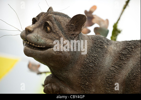 Cheshire cat scultura in esposizione presso il Royal Hampton Court Flower Show Foto Stock