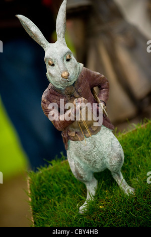 Il Coniglio Bianco controllando il suo orologio sul display presso il Royal Hampton Court Flower Show Foto Stock