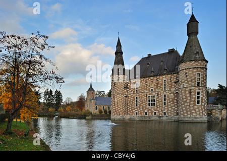 Castello Jehay con facciata a scacchiera in autunno, Belgio Foto Stock