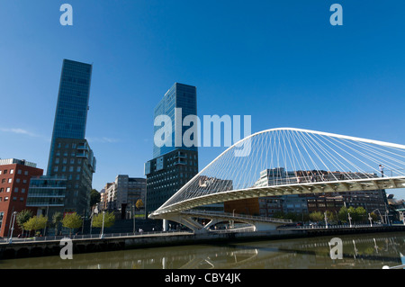 Vista di ISOZAKI ATEA Twin towers e Zubizuri (campo volantin) ponte. Bilbao, Spagna Foto Stock