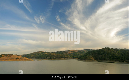 Man-made Calero Lago nelle montagne di Santa Cruz di California, al crepuscolo Foto Stock