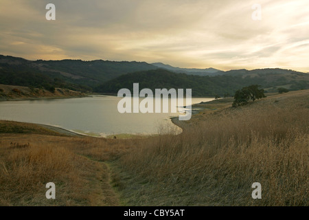 Man-made Calero Lago nelle montagne di Santa Cruz di California, al tramonto, con un percorso a piedi Foto Stock