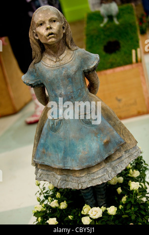 Alice nel Paese delle Meraviglie scultura in esposizione presso il Royal Hampton Court Flower Show Foto Stock