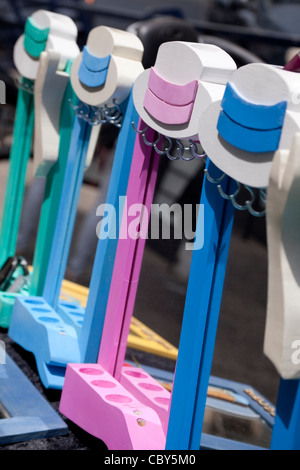 Specchi colorati per la vendita sul mercato di strada stallo in Via Dizengoff Tel Aviv Israele Foto Stock