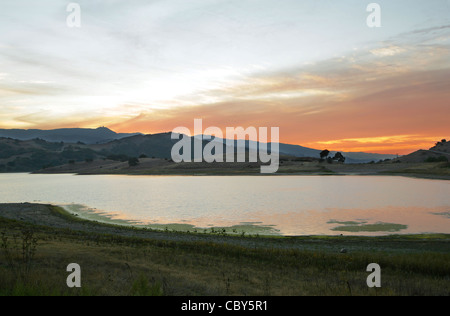Man-made Calero Lago nelle montagne di Santa Cruz di California, al tramonto Foto Stock