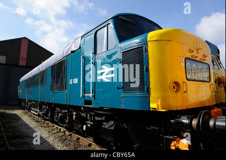 La British Rail Classe 45 45108 su capannone presso la ferrovia Midland center derbyshire England Regno Unito Foto Stock