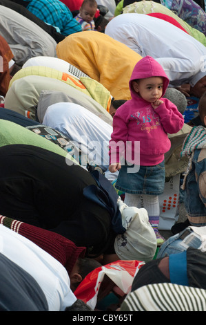 Gli egiziani celebrare Eid el Adha, la festa islamica del Sacrificio, con preghiere di massa nelle strade del Cairo Foto Stock