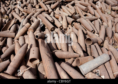 L'artiglieria e di mortaio giacciono arrugginimento al sole in un cantiere di scarto in Iraq. Foto Stock