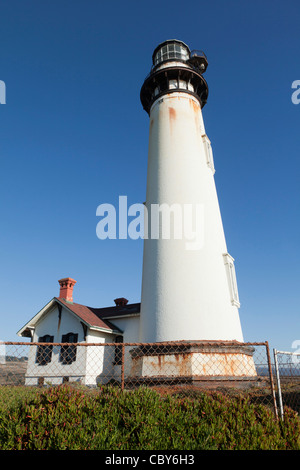 Pigeon Point Lighthouse situato sull'autostrada uno sulla costa Californiana. Foto Stock