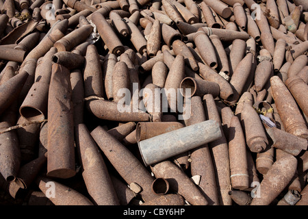 L'artiglieria e di mortaio giacciono arrugginimento al sole in un cantiere di scarto in Iraq. Foto Stock