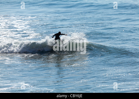 Surfer catture un'onda nell'annuale Concorso Oneill sull'Oceano Pacifico vicino Waddell Creek in California Foto Stock