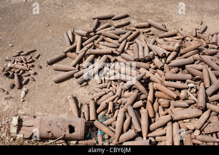 L'artiglieria e di mortaio giacciono arrugginimento al sole in un cantiere di scarto in Iraq. Foto Stock