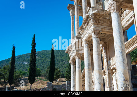 Rovine della facciata della biblioteca di Celso bibliotheque nell'antica città di Efeso in Turchia. Foto Stock