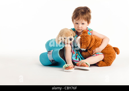 Bimbo con peluche di animali domestici che cercano riflessivo Foto Stock
