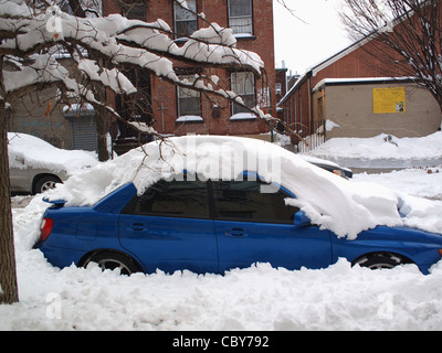 Auto sepolto nella neve dopo la tempesta di neve, Brooklyn, New York Foto Stock