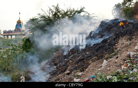 Rifiuti domestici vengono bruciate sul ciglio della strada in India. Andhra Pradesh, India Foto Stock