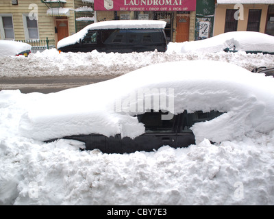 Vetture sepolto nella neve dopo la tempesta di neve, Berry Avenue, Brooklyn Foto Stock