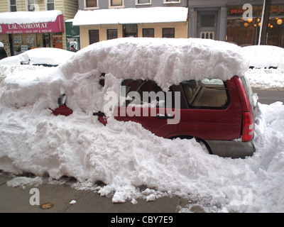 Auto sepolto sotto la neve dopo la tempesta, Brooklyn, New York Foto Stock