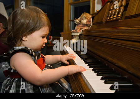 Un anno vecchia ragazza fingendo di Playi pianoforte Foto Stock