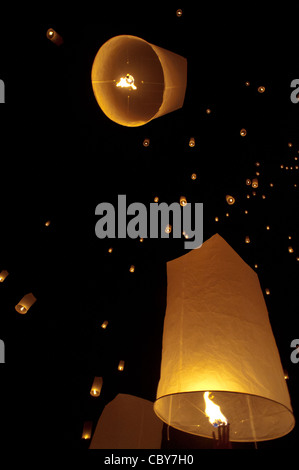Tradizionali lanterne di fuoco viene rilasciato nel cielo notturno durante la Loi Krathongfestival in Chiang Mai, Thailandia, in Asia. Foto Stock