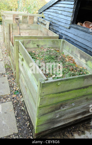 Giardino compost, compost in legno contenitori dietro il giardino Potting Shed, REGNO UNITO, Dicembre Foto Stock