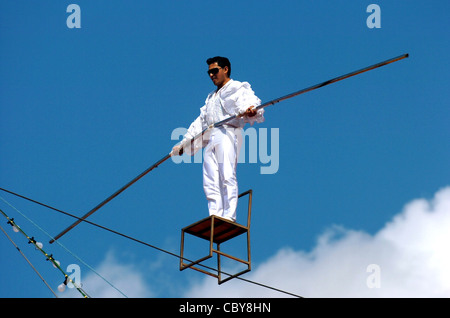 Henri Ayala da mostra Zippo il Circus esegue il suo tentativo di record mondiale di stare in piedi su una sedia in un funambolico sopra il big top in Hove Foto Stock