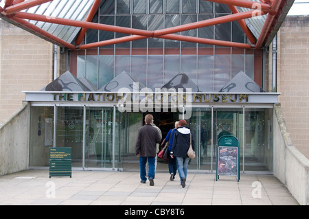 I visitatori si avvicinano all'ingresso principale del Museo Nazionale dell'automobile di Beaulieu, dove sono esposti 250 veicoli d'epoca, nella tenuta di Beaulieu nel Foto Stock
