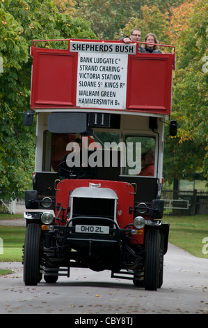 Una replica di un 1912 scoperto in autobus di Londra in Beaulieu National Motor Museum Park, New Forest National Park, Gran Bretagna Foto Stock