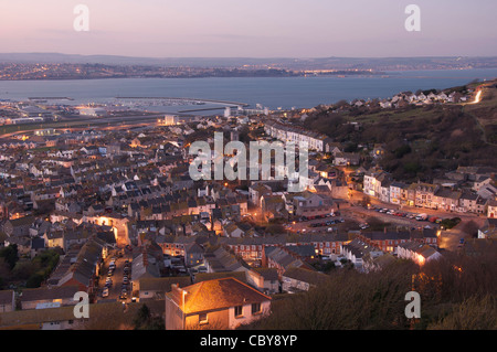 Una vista sopra i lampioni e tetti di Fortuneswell sull'isola di Portland nel Dorset. In lontananza si vede il porto di Portland e Weymouth Foto Stock