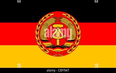 Bandiera dell'esercito popolare nazionale NVA con lo stemma nazionale della RDT. Foto Stock