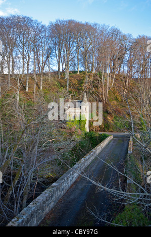 Il vecchio ponte di Avon e il castello di Gatehouse a Ballindalloch Morayshire, Scozia. SCO 7816 Foto Stock