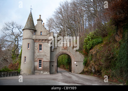 Il vecchio ponte di Avon e il castello di Gatehouse a Ballindalloch Morayshire, Scozia. SCO 7818 Foto Stock