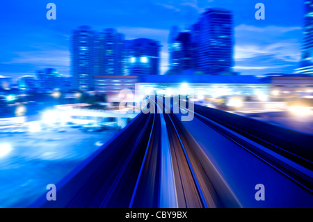 Notte urbana traffici vista. Focus sulla strada. Foto Stock