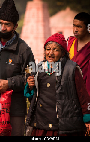 India, Bihar, Bodhgaya,, tempio di Mahabodhi, pellegrino tibetano filatura ruota di preghiera Foto Stock