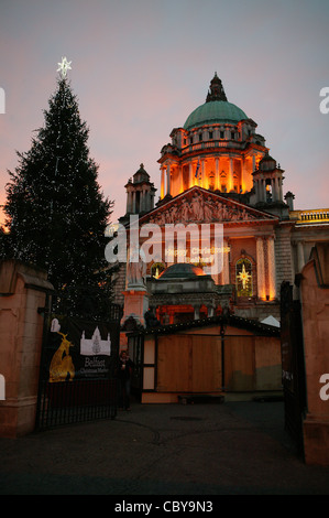 Belfast City Hall, segno di Natale, mercato continentale albero di Natale Foto Stock