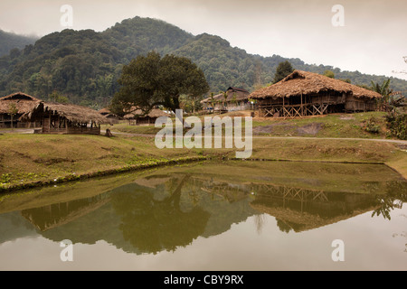 India, Arunachal Pradesh, lungo, villaggio Podbi pesce stagno tra case fatte di materiali naturali Foto Stock