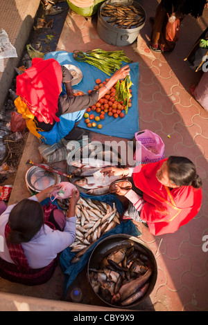 India, Manipur, Imphal, Bir Sikendrajit Road, Khwairamband Bazaar, donna Market street si spegne Foto Stock